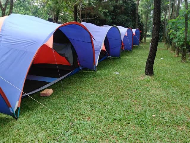Area tempat camping yang luas dan asri dengan deretan tenda di Camping Telaga Cikeas Sentul Bogor